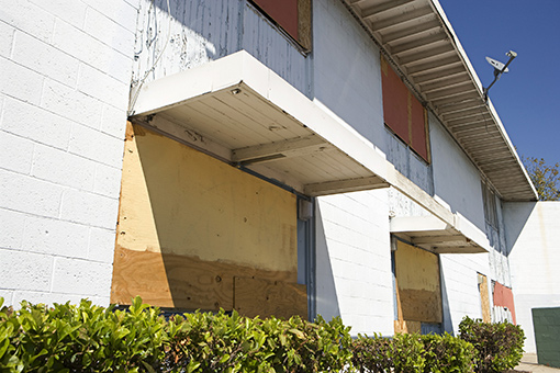 Old Property In Need of Painters Offering Commercial Exterior Painting Services in Tampa Florida