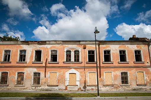 Old Commercial Property in Tampa FL In Need of Exterior Painting Services